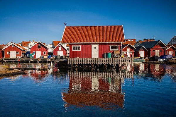 Bibikow, Walter 아티스트의 Sweden-Bohuslan-Kungshamn-red fishing shacks in the Fisketangen-old fishermans neighborhood작품입니다.